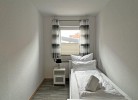 Kleines Schlafzimmer mit Einzelbett