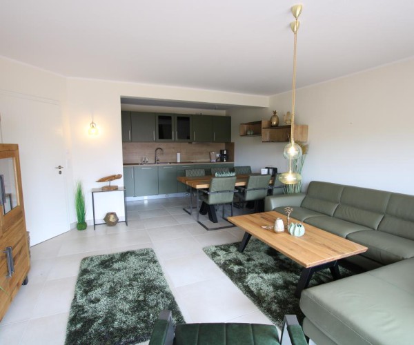 Wohnzimmerbereich mit offener Küche