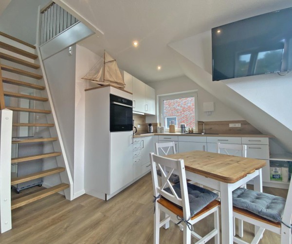 Wohnbereich mit Aufgang zum zweiten Schlafzimmer