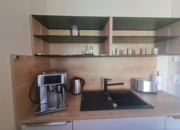 Küche mit Kaffeevollautomat